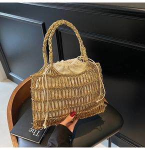 Detail der handgewebten goldenen Metallic-Tasche mit Kordelzug-Innenbeutel und Seilgriff