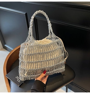 Detailansicht der silbernen Netztasche mit cremefarbenem Kordelzug-Innenbeutel