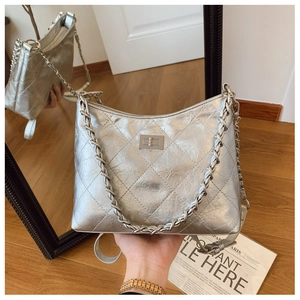 Nahaufnahme der gesteppten silbernen Tasche mit elegantem Metalldrehverschluss-Detail