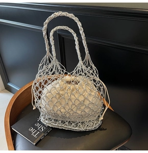 Detail der silbernen Metallic-Netzhandtasche mit innerem beigem Kordelzugbeutel
