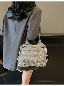 Handgewebte silberne Metallic-Stricktasche mit Kordelzug-Innentasche und Schultergurt