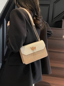 Sac bandoulière blanc élégant à paillettes dorées et pendentif chat sur chaîne