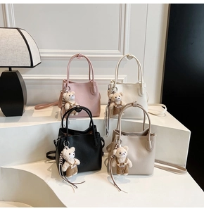 Minimalist bucket bags in four colors with cute plush bear charms and leather texture