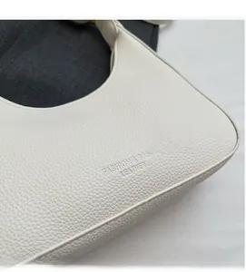 Gros plan sur la texture du cuir blanc et le gaufrage Fashion & Bags élégant