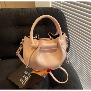 Detail der hellrosa Mini-Eimertasche mit Knotengriff und Kordelzug-Verschluss