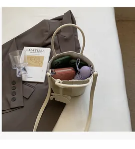 Capiente borsa a secchiello beige con spazio per telefono, portafoglio e ombrello