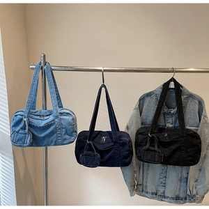 Tre borse a bauletto in denim azzurro, blu scuro e nero con mini borsellini inclusi