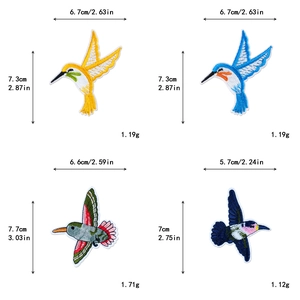 Makro-Detail von vier Kolibri-Stickereien mit präzisen Größen und Gewichtsangaben