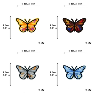Détails de quatre écussons papillons brodés avec dimensions précises et poids par pièce