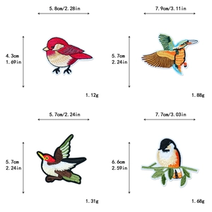 Detailansicht von Vogelstickerei-Patches mit präzisen Größenmaßen und Grammgewichten