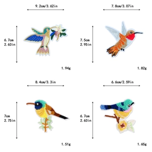 Makroaufnahme von 4 Vogel-Stickpatches mit bunten Texturen und Größenangaben im Detail
