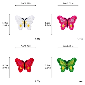 Détail des patchs brodés papillon multicolores avec indications de taille précises
