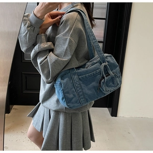 Borsa a spalla in denim blu con cuciture vintage e tasca esterna con zip
