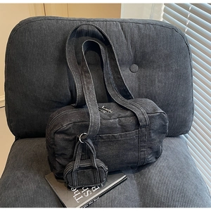 Dettaglio della borsa a spalla in denim lavato vintage con mini pochette su tessuto