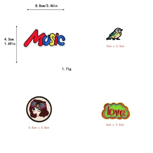 Vue détaillée de patchs brodés assortis avec dimensions et motifs de musique variés