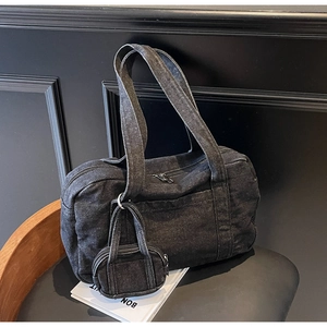 Dettaglio della borsa tote in denim nero lavato con mini pochette coordinata