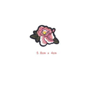 Écusson brodé fleur rose dégradé avec feuilles vertes et bord noir, taille 5,8cm x 4cm