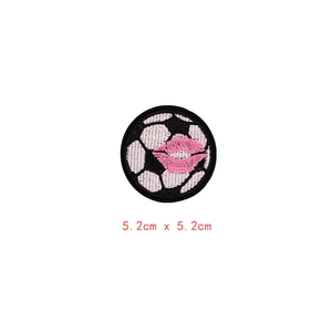 Écusson rond de football avec broderie de lèvres roses pour décoration DIY 5,2 cm