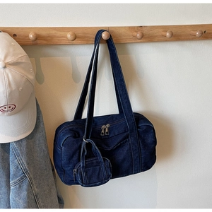 Dettaglio della borsa a spalla in denim blu scuro con mini portamonete incluso