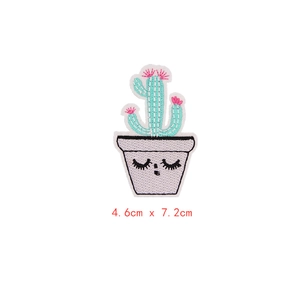Écusson brodé cactus vert menthe avec fleur rose et visage endormi, 4.6cm x 7.2cm