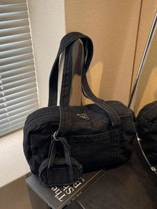 Borsa a spalla minimalista in denim nero con mini pochette e zip argentata