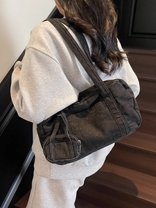 Borsa a tracolla alla moda in denim nero per donna con mini ciondolo abbinato