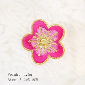 Rosa-goldener Blumen-Stickaufnäher mit Pflaumenblüten-Design und Webtextur