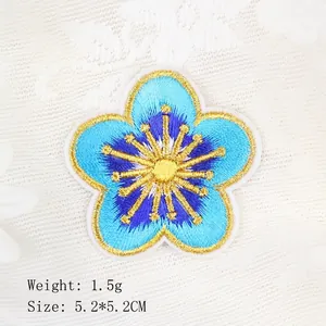 Detailreicher 5,2cm blau-goldener Blumen-Stickaufnäher für Kleidung und Haar-Accessoires