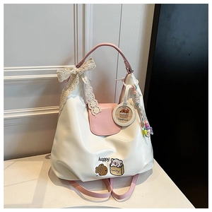 Détail du sac en cuir PU blanc brillant avec rabat rose et décoration en dentelle