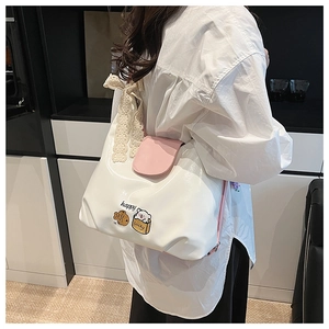 Détail du cabas en PU blanc avec rabat rose, nœud en dentelle et écusson d'ours