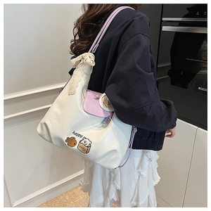 Détail du grand sac cabas blanc avec sangles mauves, broderie cartoon et nœud dentelle