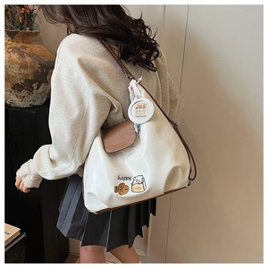 Détail du sac cabas bicolore avec imprimé dessin animé et pendentif Capybara sur modèle