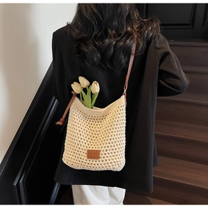 Détails du sac seau au crochet avec bandoulière en cuir marron et étiquette de marque