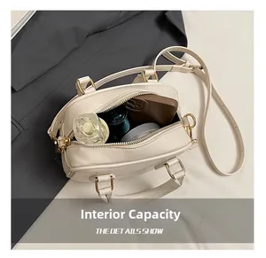 Vista interna della mini borsa Boston bianco crema con spazio per telefono e trucco