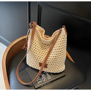 Détail du tissage en maille crochetée et de la bordure en cuir marron d'un sac seau
