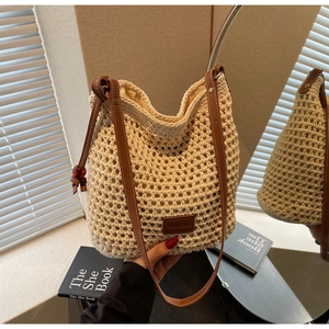 Détail du sac seau au crochet avec motif tricoté ajouré et bandoulière en cuir marron