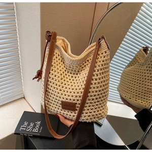 Détails du tissage au crochet du sac beige avec bandoulière en cuir et perle décorative
