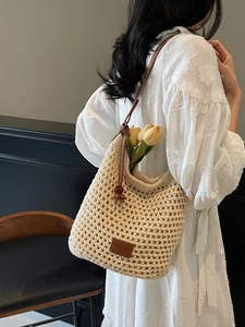 Sac seau d'été en maille avec design ajouré et bandoulière en cuir pour femmes
