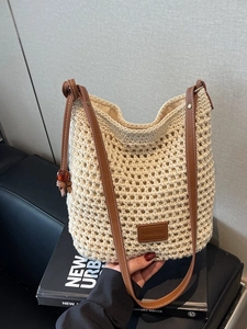 Sac seau en tricot ajouré beige avec bandoulière en cuir brun et perle ambre