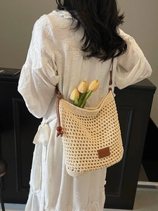 Sac seau en tricot ajouré beige avec écusson en cuir pour la plage et le quotidien