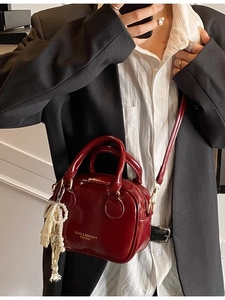 Borsa a tracolla in pelle verniciata rosso vivo con manico e ciondolo con perle retrò