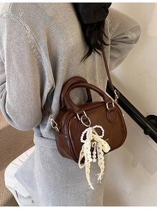Borsa a tracolla marrone a coccodrillo con pendente a fiocco di perle e manico superiore