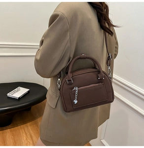 Borsa bowling retrò marrone con tasca zip con ciondolo a cuore e tracolla regolabile