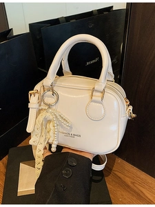Elegante borsa Boston bianca in ecopelle con ciondolo in pizzo e perle e dettagli dorati