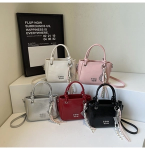 Schicke Mini-Eimertaschen in fünf Farben mit sportlichen Seilquasten und Umhängeriemen
