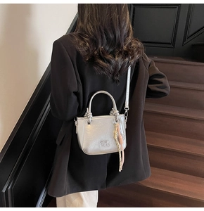 Sac seau argenté métallisé avec bandoulière réglable et détail de corde tressée