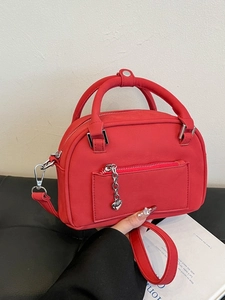Borsa bowling retrò rossa con ciondolo a cuore argento e manici arrotondati