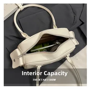 Vue macro du sac polochon beige montrant la capacité pour téléphone et cosmétiques