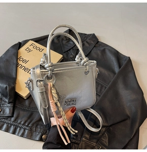 Mini sac seau argenté métallisé avec embossage GOTH 2DN et breloque tressée