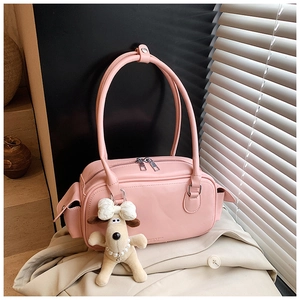 Détail du sac Boston rose avec breloque peluche chiot et fermeture à double glissière